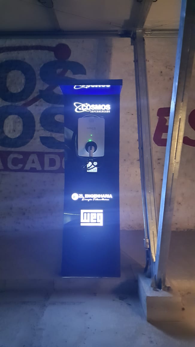 Carregador para veículo elétrico instalado em estrutura personalizada