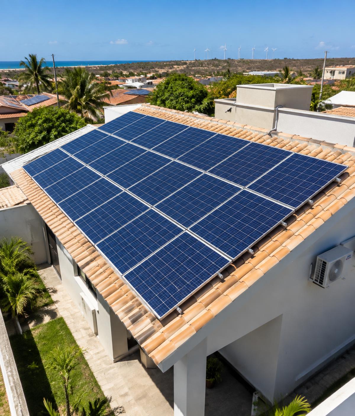 Usina fotovoltaica instalada em telhado residencial no Ceará
